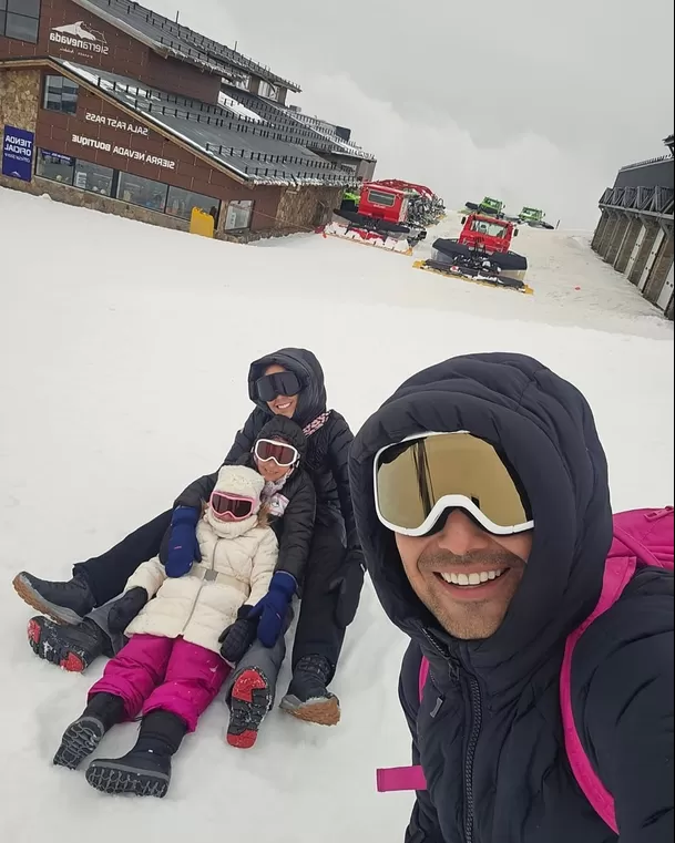 Karen Schwarz y sus hijas acompañan a Ezio Oliva a España. Foto: Instagram/@karenschwarzespinoza