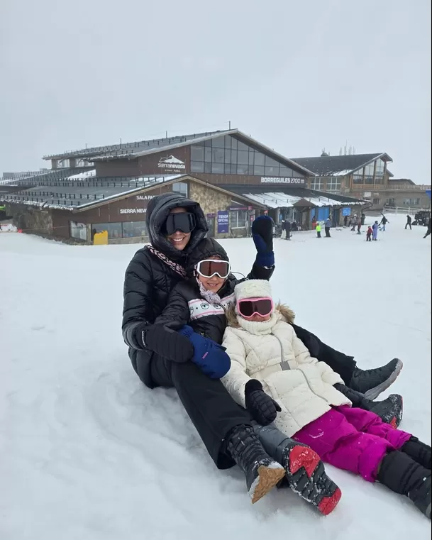 Karen Schwarz y sus hijas acompañan a Ezio Oliva a España. Foto: Instagram/@karenschwarzespinoza