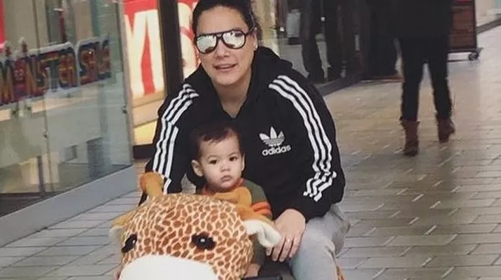 Karim Vidal y el pequeño Antonio. Foto: Instagram