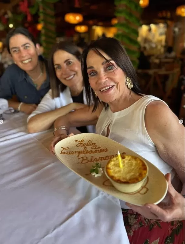Rostro sonriente: Karina Calmet disfrutó del primer cumpleaños de su madre como bisabuela. Foto: Instagram Rostro sonriente: Karina Calmet disfrutó del primer cumpleaños de su madre como bisabuela. Foto: Instagram