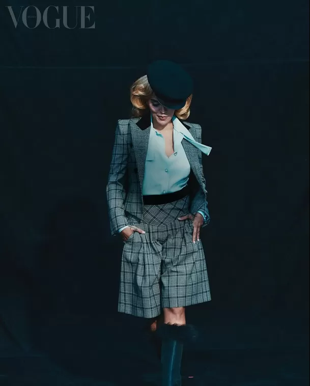 Karol G y su look clásico para Vogue / Instagram Karol G y su look clásico para Vogue / Instagram