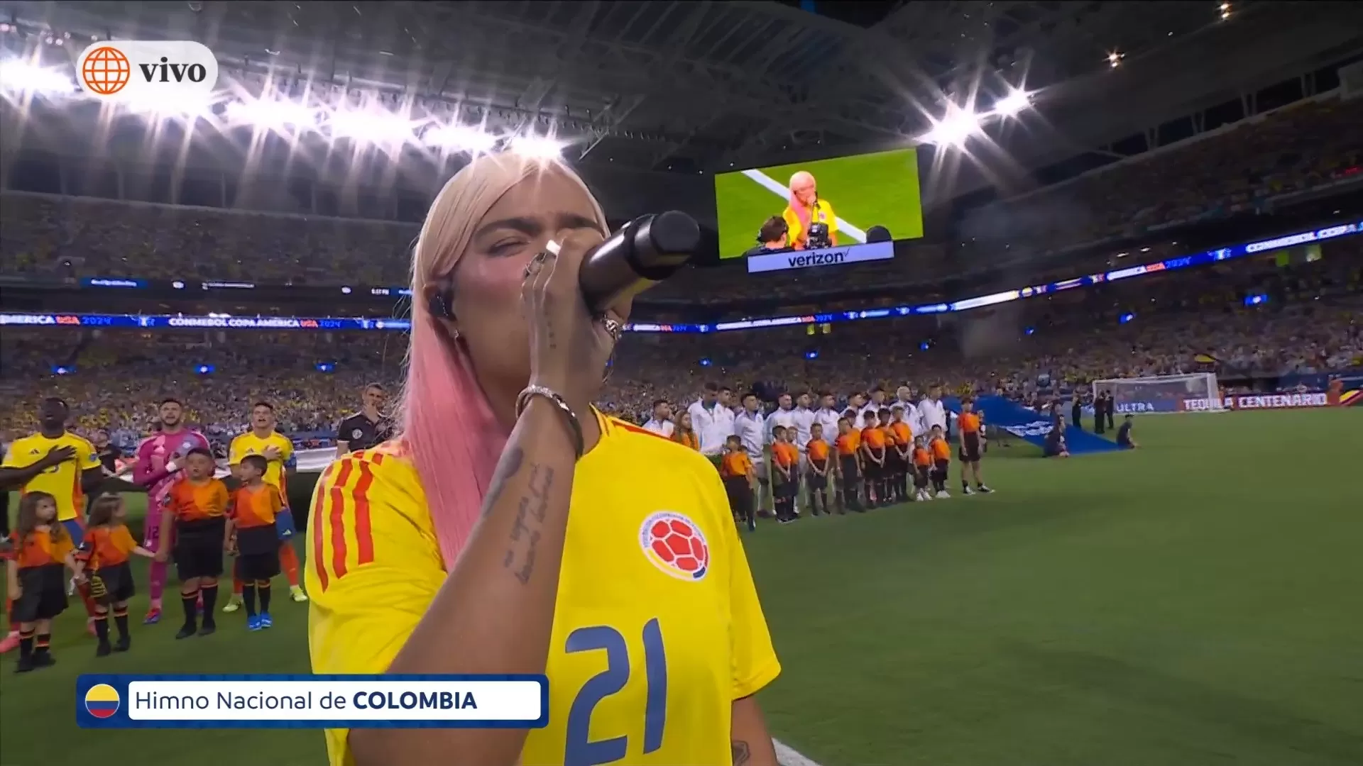 Karol G interpretó e himno de Colombia previo al partido Argentina Colombia/Foto: América Televisión