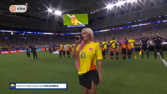 Los colombianos se emocionaron al oir el himno nacional de su país cantado por Karol G/Foto: América Televisión