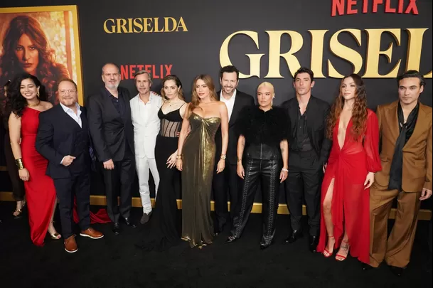 Elenco de "Griselda" durante la premiere de la serie. Fuente: AFP