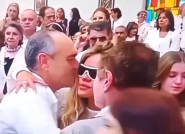 Difunden video de Karol G llorando en funeral de su tía / Captura