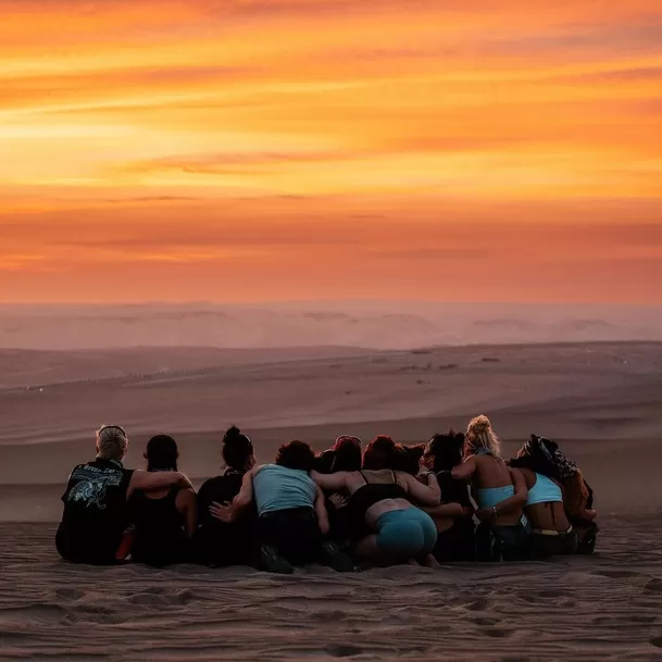 Karol G y su equipo de trabajo durante su visita a las Dunas de Ica/Foto: Instagram