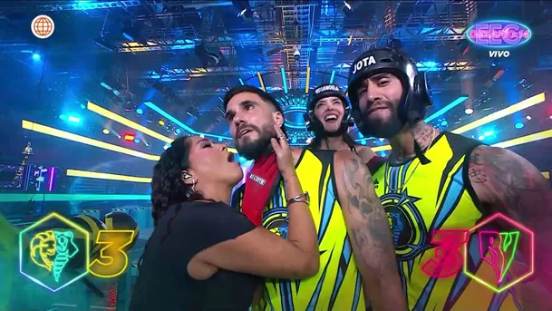 Katia Palma no se contuvo y besó a Gino Assereto tras vencer a Pancho Rodríguez / AméricaTV