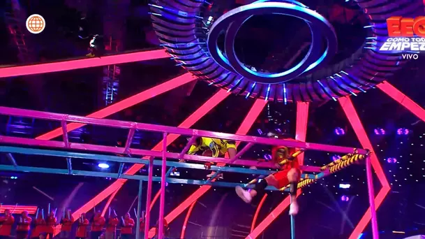 Katia Palma se burló de Mario Irivarren tras caerse en juego. Fuente: AméricaTV Katia Palma se burló de Mario Irivarren tras caerse en juego. Fuente: AméricaTV