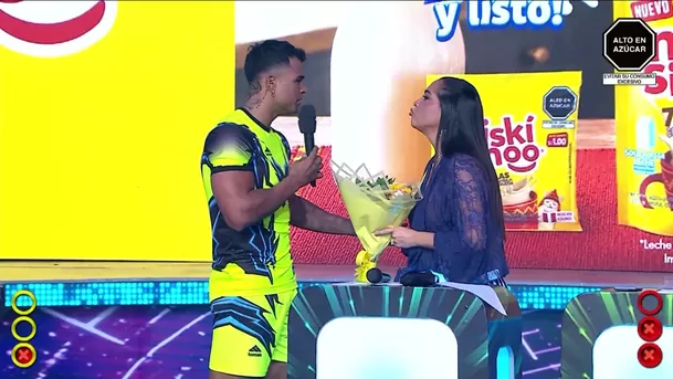 Leandro sorprendió a Katia Palma con flores amarillas / AméricaTV Leandro sorprendió a Katia Palma con flores amarillas / AméricaTV