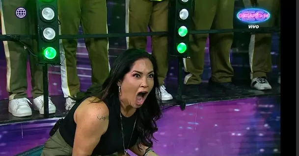 La conductora lanzó una contundente frase al cantante durante el juego Velocidad encajada./América TV La conductora lanzó una contundente frase al cantante durante el juego Velocidad encajada./América TV
