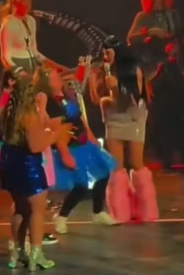 Fanática de Katy Perry se desmaya en pleno escenario / Captura