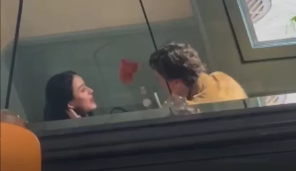 Justin Trudeau y Katy Perry comiendo y conversando juntos. Fuente: Captura TMZ Justin Trudeau y Katy Perry comiendo y conversando juntos. Fuente: Captura TMZ