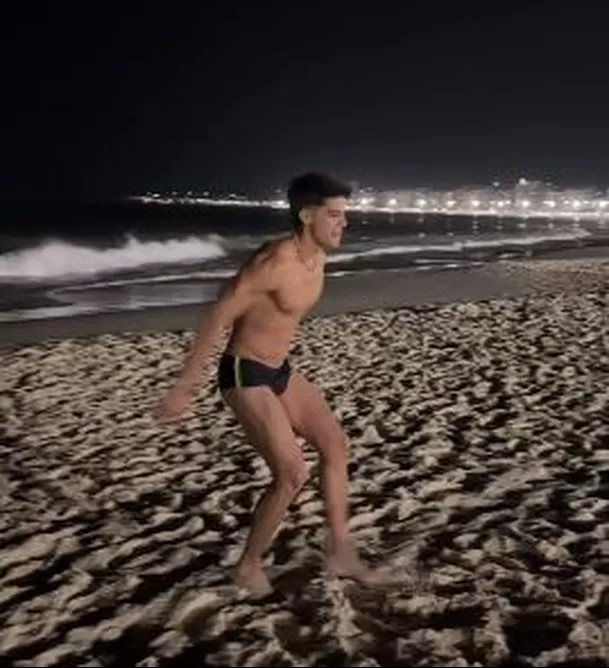 En Instagram, Kevin Díaz compartió una acrobacia en la arena con un traje de baño diminuto. Foto: @kevinnoriel23