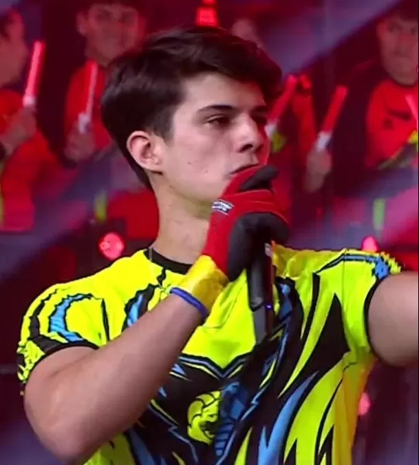 En Instagram, Kevin Díaz compartió una acrobacia en la arena con un traje de baño diminuto. Foto: @kevinnoriel23