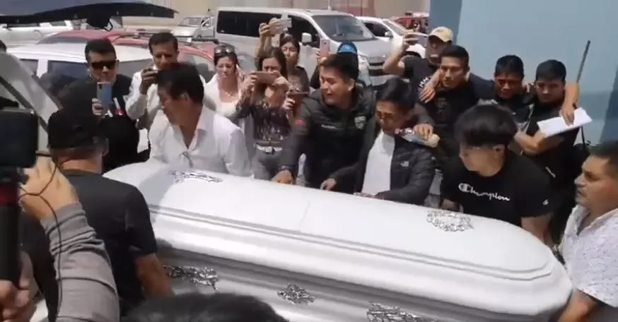 En medio de trágicas escenas de dolor la familia recibió el féretro con los restos de Kevin Pedraza / Foto: TVI noticias