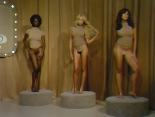 Kim Kardashian lanza su nuevo producto: “tanga con vello íntimo”/ Instagram