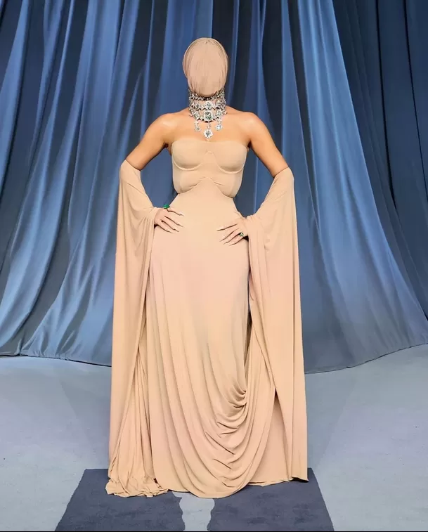 Kim Kardashian y su extraño atuendo/ Instagram