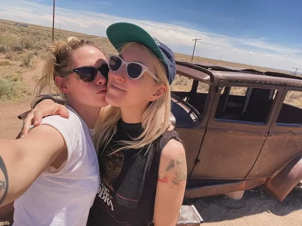 La actriz de Crepúsculo y guionista Dylan Meyer se casaron tras 6 años de relación. Fuente; Instagram La actriz de Crepúsculo y guionista Dylan Meyer se casaron tras 6 años de relación. Fuente; Instagram
