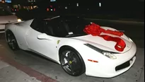 Kylie Jenner recibió de regalo un Ferrari por sus 18 años. Twitter Oficial