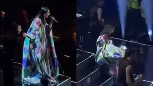 Laura Pausini se resbaló por las escaleras y terminó en el piso del escenario / Instagram