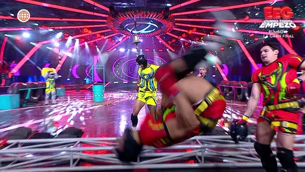 Leandro casi ‘desnuca’ a Facundo González al celebrar con salto mortal / AméricaTV Leandro casi ‘desnuca’ a Facundo González al celebrar con salto mortal / AméricaTV