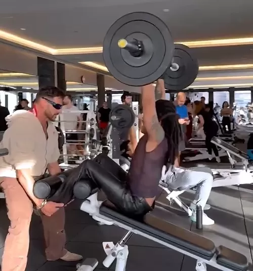 Lenny con pantalones de cuero en el gimnasio | Captura: Instagram