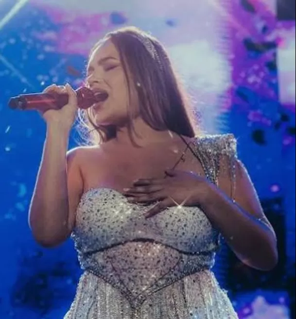 Lesly Águila y sus compañeros de Corazón Serrano estaban dentro del avión cuando una de sus alas se incendió antes del despegue. La cantante quedó conmocionada y compartió imágenes del dramático momento. Video: IG @leslyaguila