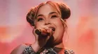 Lesly Águila llevó flores a la tumba de su hermana gemela