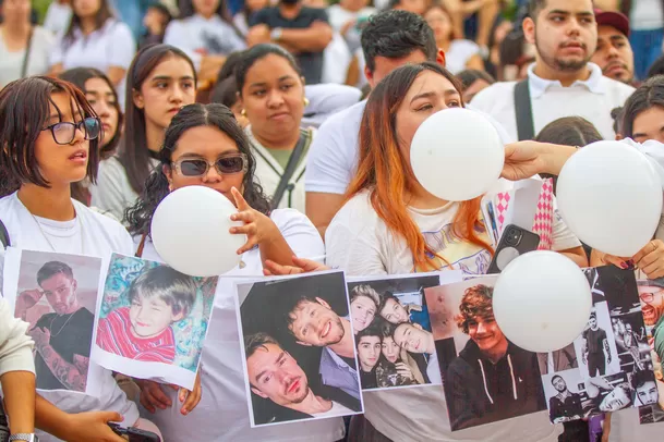 Fanáticos rinden tributo a Liam Payne desde que se dio a conocer la noticia de su muerte / AFP