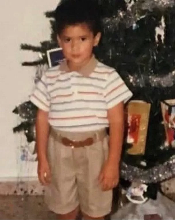 El menor lució un atuendo inspirado fielmente en una fotografía de la infancia del cantante puertorriqueño/ Instagram