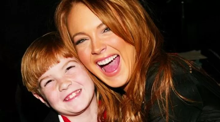 El menor de los Lohan viaja frecuentemente alrededor del mundo. Foto: Bustle El menor de los Lohan viaja frecuentemente alrededor del mundo. Foto: Bustle