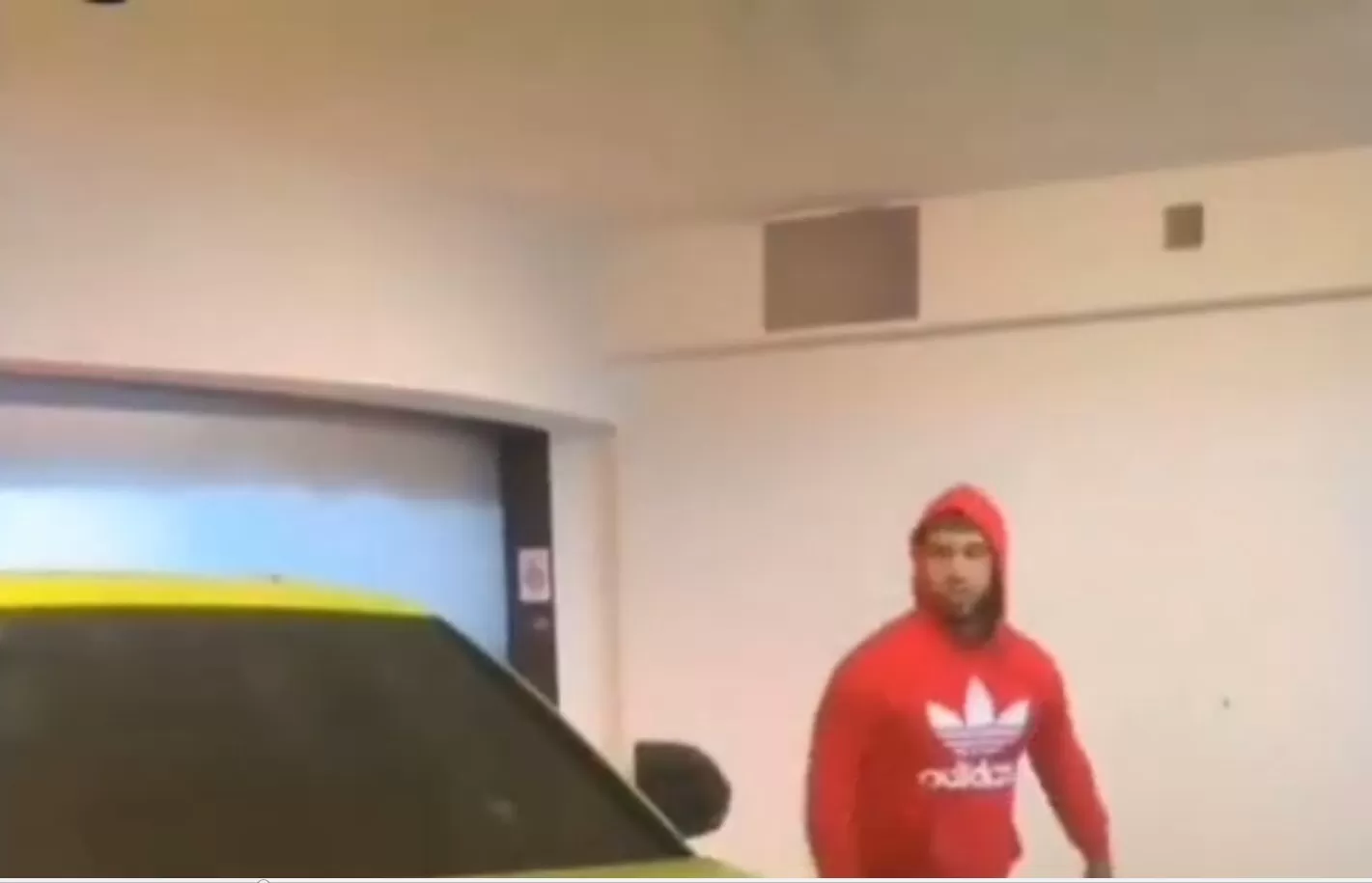 Anuel AA ingresando a su departamento con su auto en Porsche Tower Miami / Foto: Anuel AA