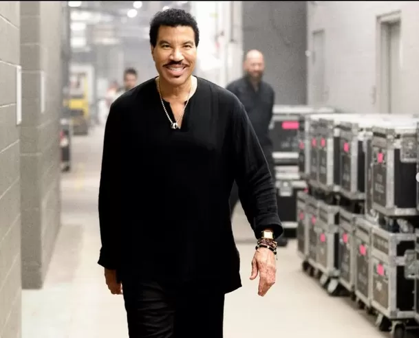 Lionel Richie fue hospitalizado en cuidados intensivos tras su último concierto en St. Louis. Médicos investigan una posible deshidratación leve. Foto: Instagram @lionelrichie