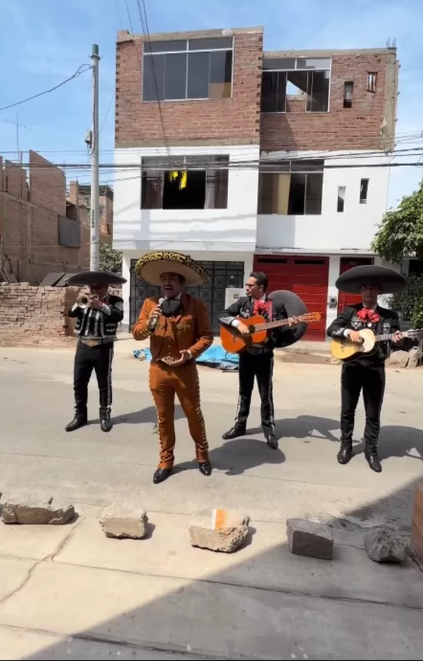 Lis Padilla lloró con serenata de su novia Tania Pinedo/ Captura Instagram
