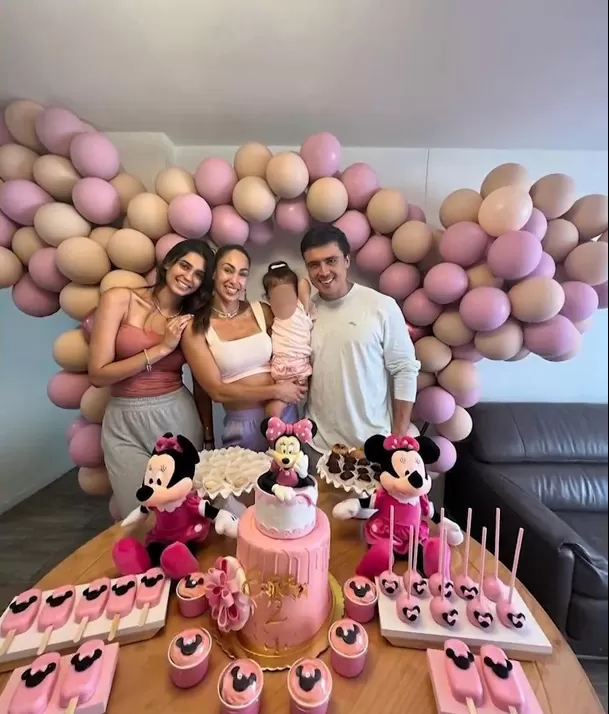 Melissa Loza con su hijas Flavia y Erika,  y con Juan Diego Álvarez / Instagram