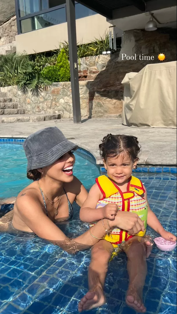 Luciana Fuster y Aitana disfrutando un día de piscina. Fuente: Instagram