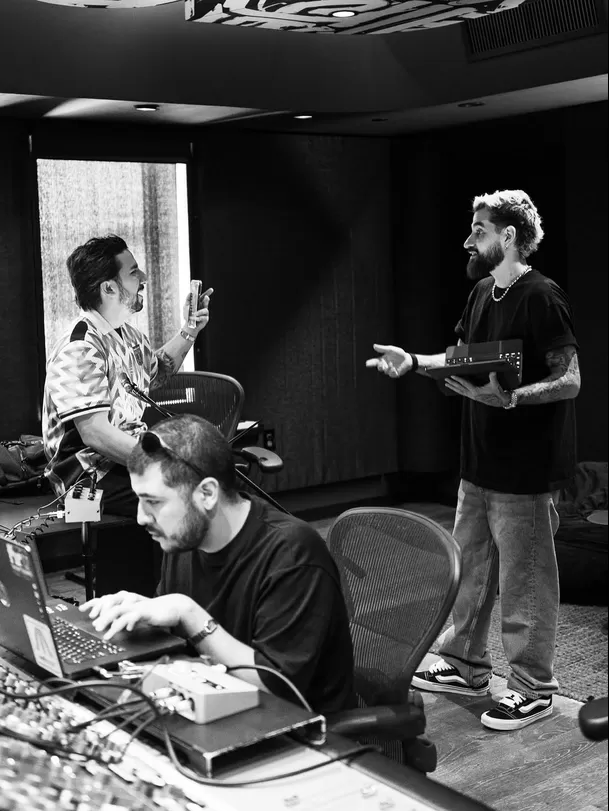 Juan Morelli en estudio de grabación junto a su equipo de trabajo. Fuente: Instagram