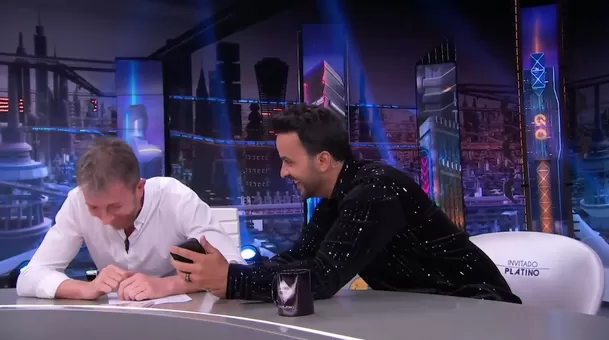 Luis Fonsi mostró una imagen de su rostro tras una reacción alérgica y desató una carcajada del presentador español PabloMotos/Foto: 'El Hormiguero'