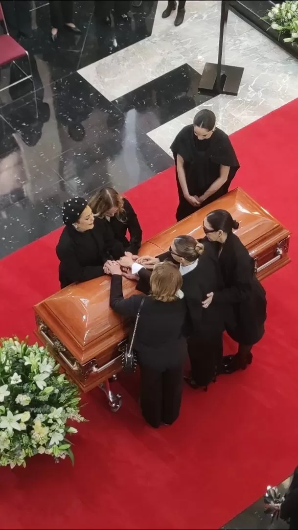 Las mujeres de la dinastía Pinal despidiéndose de doña Silvia Pinal en Bellas Artes / Instagram