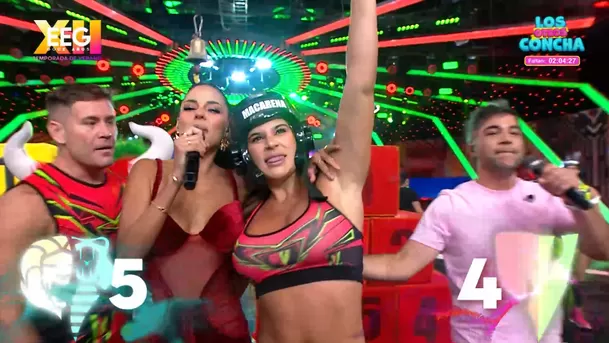 Macarena Vélez fue felicitada por los combatientes tras vencer a Onelia Molina. Fuente: AméricaTV