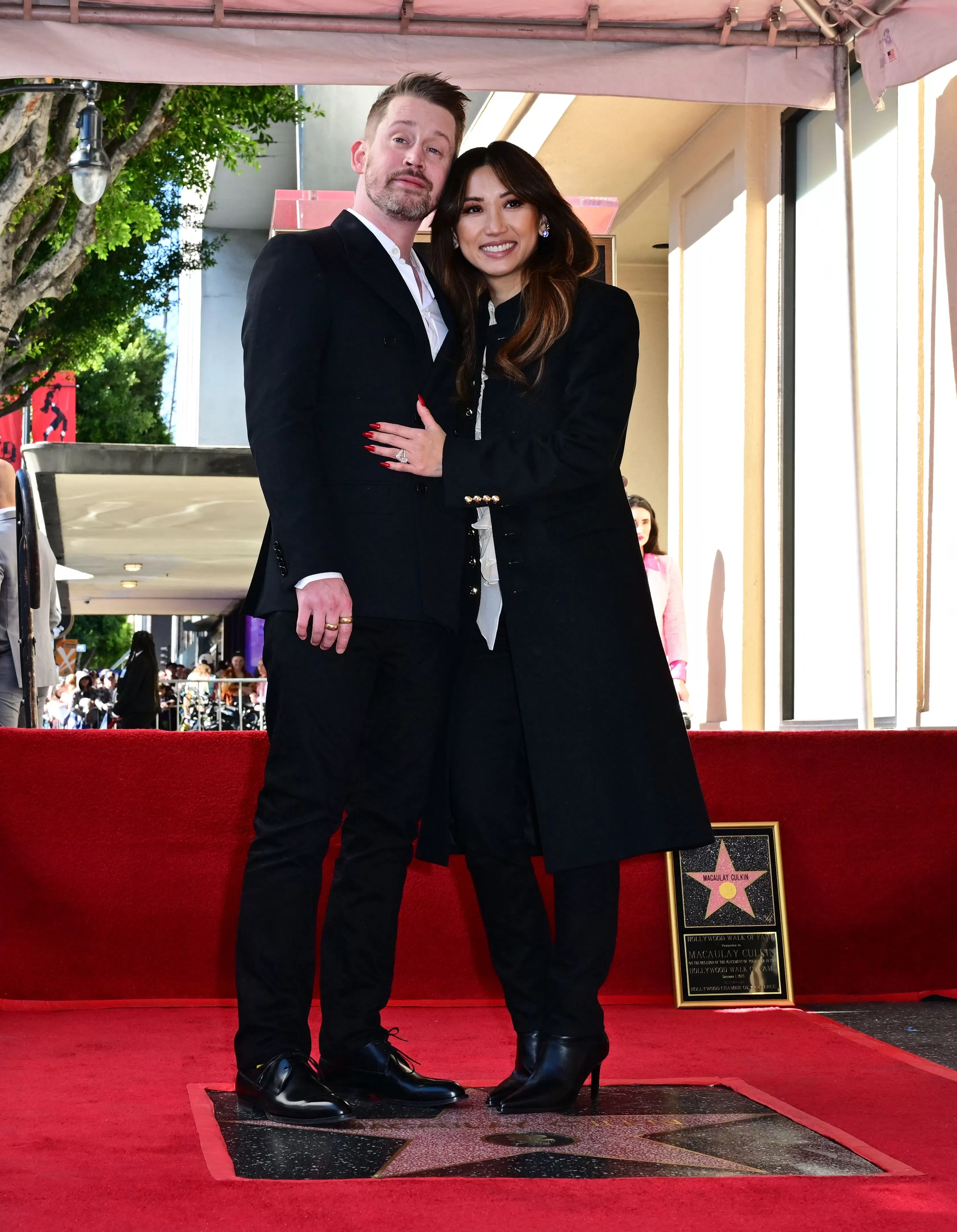 Macaulay Culkin le dedicó su estrella de la fama a su prometida Brenda Song / AFP