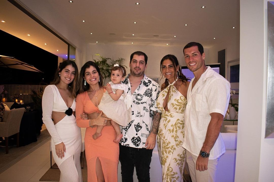 Mafer Parodi y Alfredo Zanatti celebraron su compromiso con toda la familia en la playa