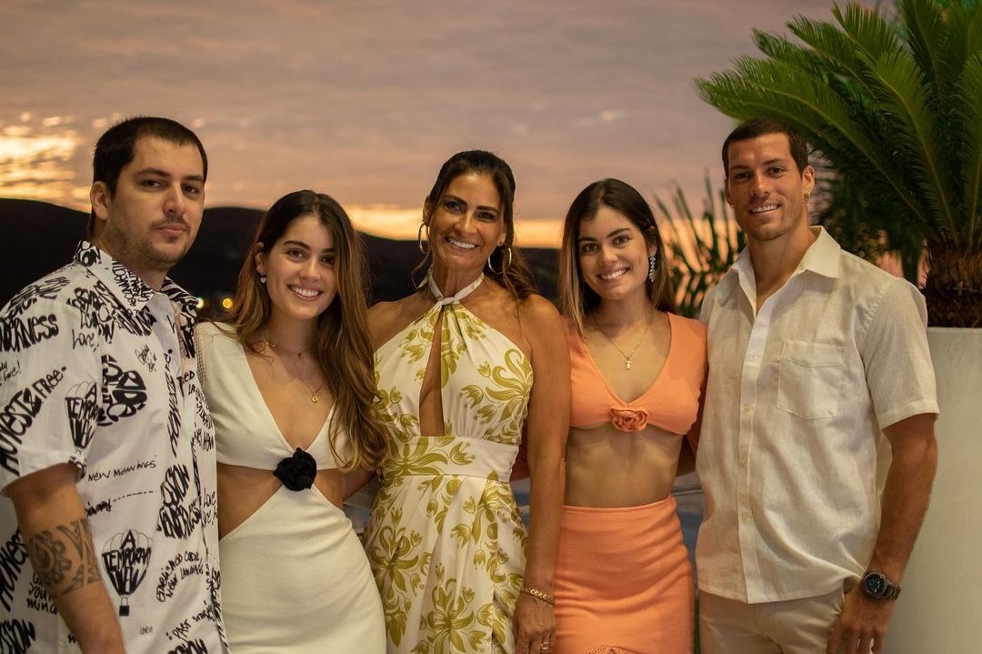 Mafer Parodi y Alfredo Zanatti celebraron su compromiso con toda la familia en la playa