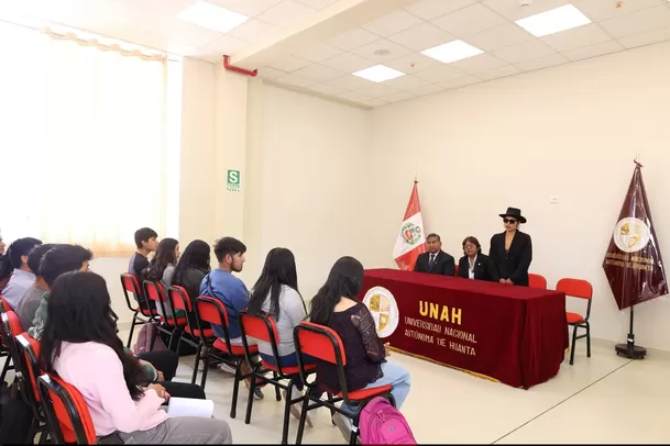 Magaly Solier en la universidad de Huanta/ Fb: Yess Killa Magaly Solier en la universidad de Huanta/ Fb: Yess Killa