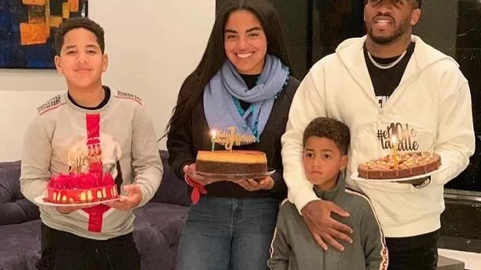 Jefferson Farfán y sus tres hijos. Foto: Instagram