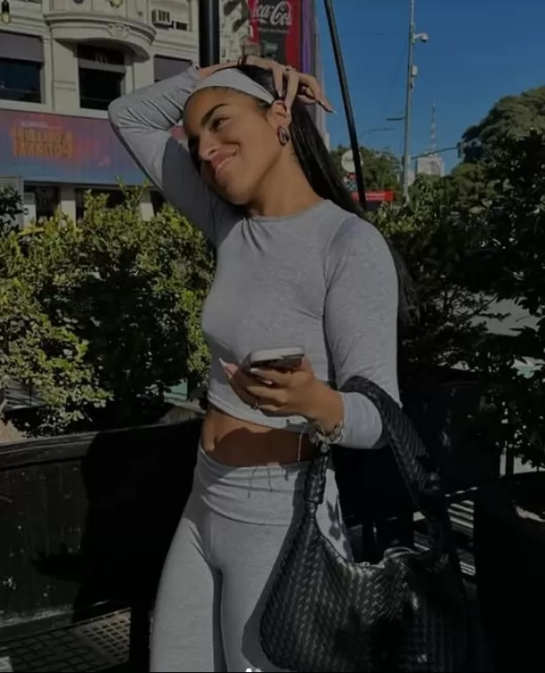 Maialen Farfán demostró en su cuenta de Instagram que combina sus responsabilidades universitarias con su labor en la marca MDRE. Foto: Instagram Maialen Farfán demostró en su cuenta de Instagram que combina sus responsabilidades universitarias con su labor en la marca MDRE. Foto: Instagram