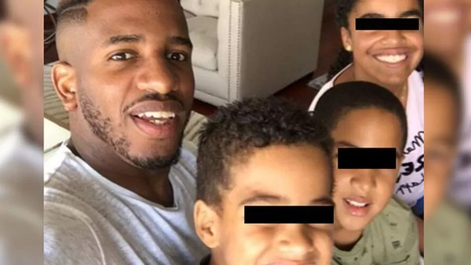 Jefferson Farfán y sus hijos Maialén, Jeremy y Adriano (Foto: Instagram)