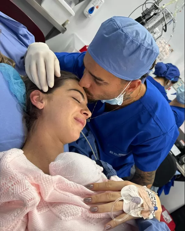 Maluma junto a Susana Gómez, el día que nació su hija París. Fuente: Instagram