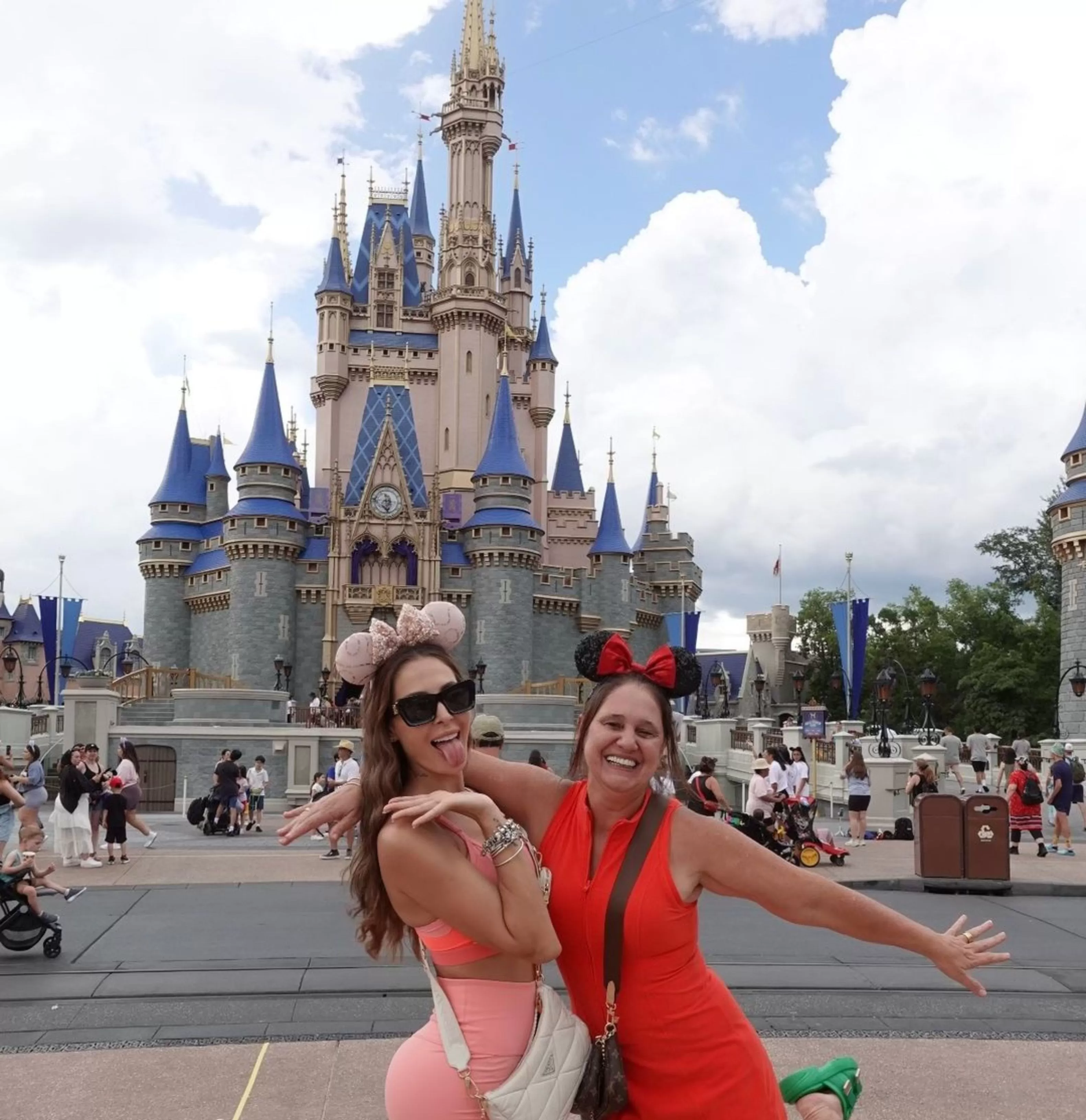 Doña Rose y Ana Paula Consorte en Disney hace unas semanas / Instagram