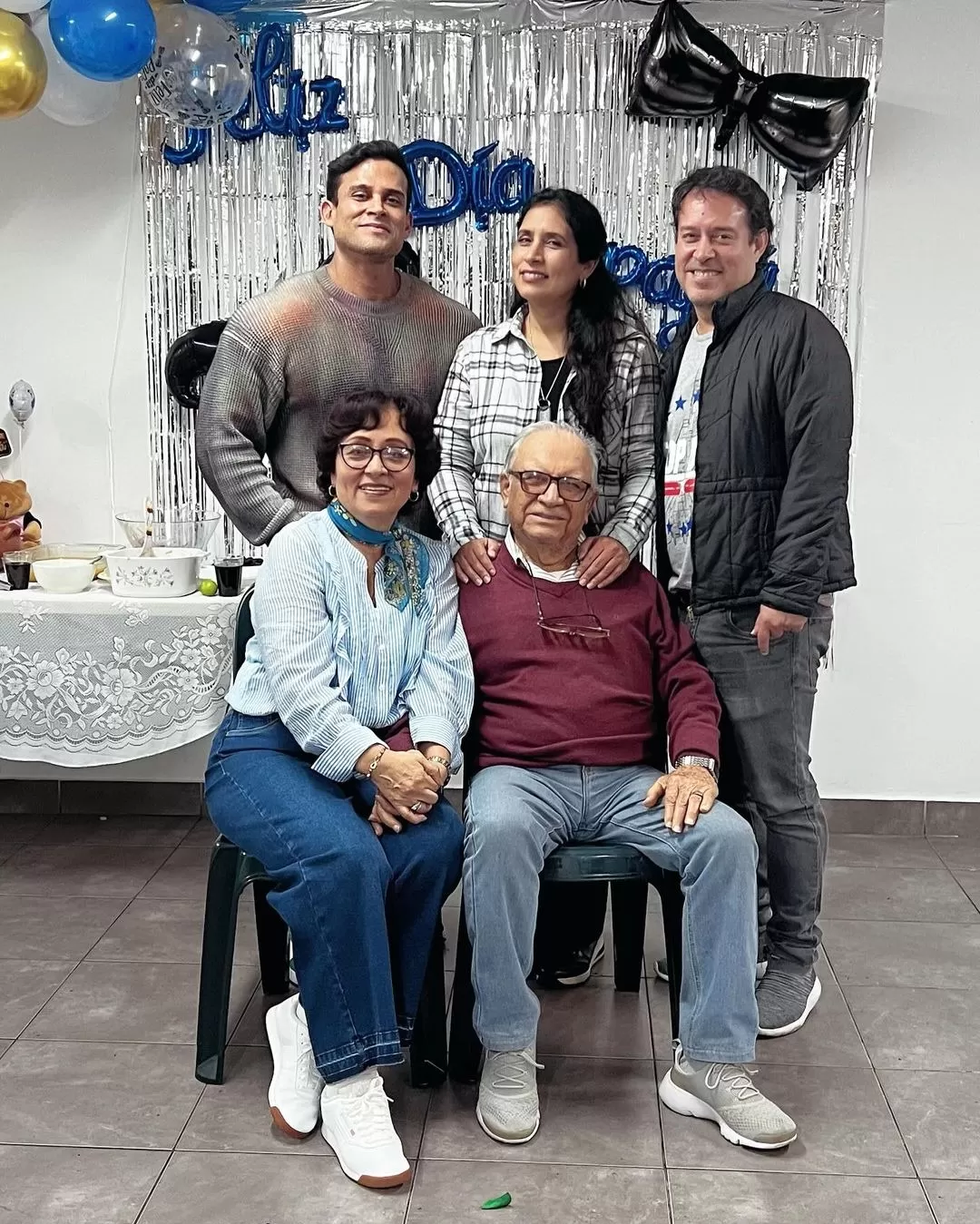 Christian Domínguez junto a sus papás y hermanos. Fuente: Instagram